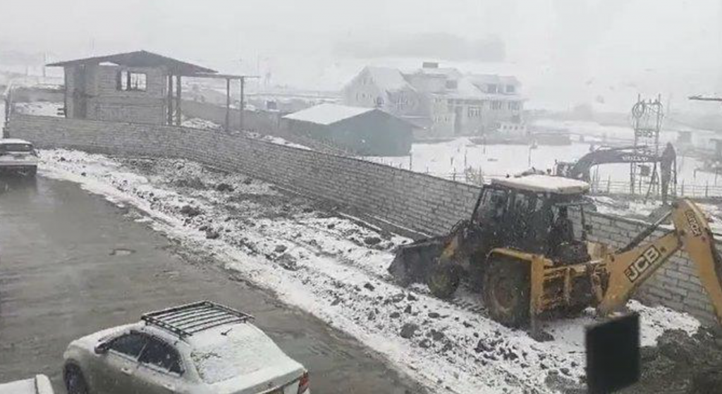 Fresh snowfall in higher reaches of Kashmir, night temperature settles above freezing point